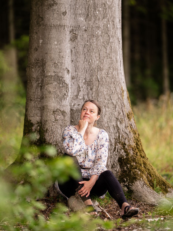 Psykolog Kristine Graugaard, som skriver denne blog, foran et træ