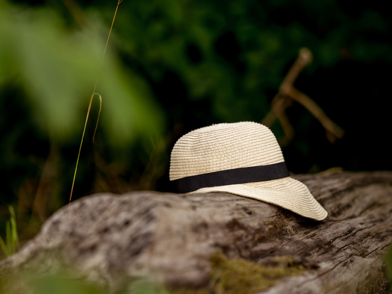 Hat med sort bånd på træstamme, som symboliserer depression