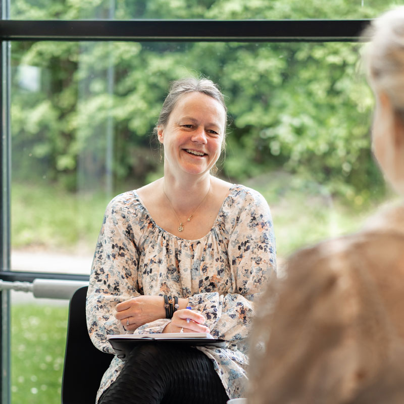 Situationsbillede af Psykolog Kristine Graugaard, som giver terapi og behandling